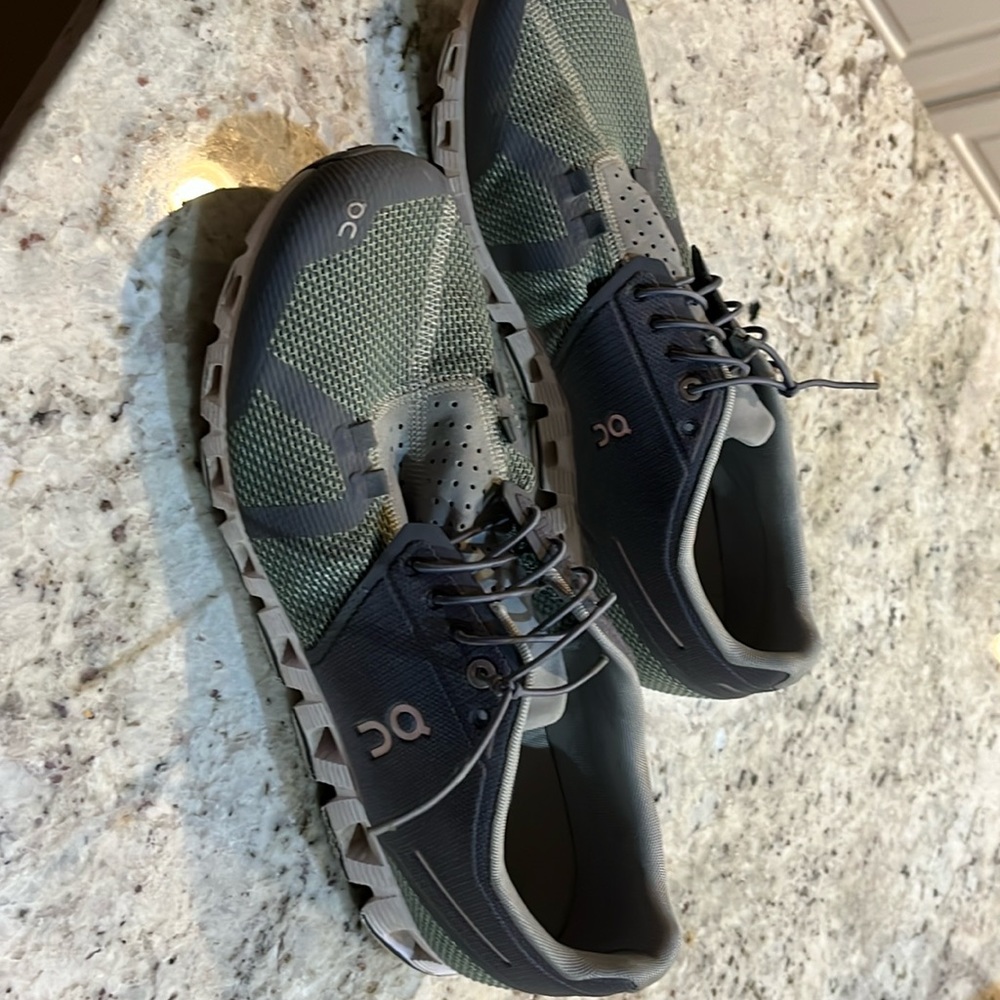 On cloud Leisure Sneakers